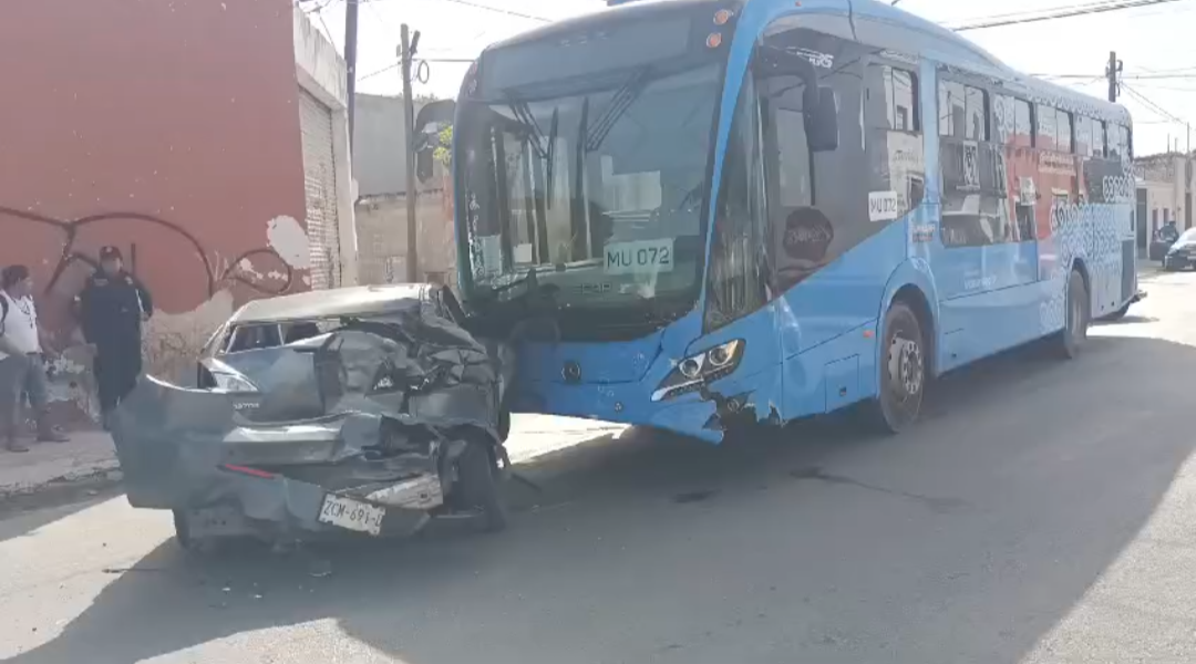 “Va y Ven” pierde frenos y choca siete vehículos en centro de Mérida