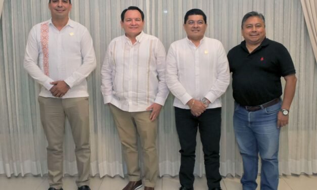 Líderes de SNTE-Yucatán abordan prioridades con «Huacho» Díaz Mena