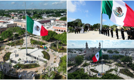 Bandera de México, en asta monumental de Plaza Grande de Mérida