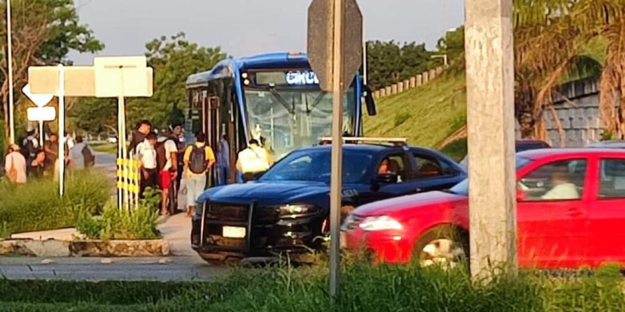 Chofer de “Va y Ven” arma “borlote” por supuesto robo de autobús