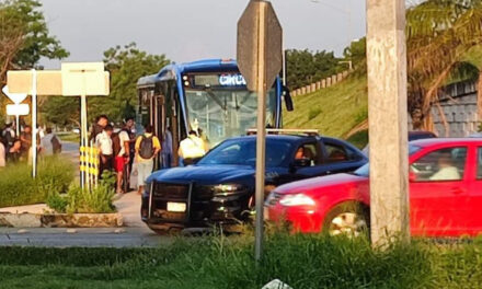 Chofer de “Va y Ven” arma “borlote” por supuesto robo de autobús