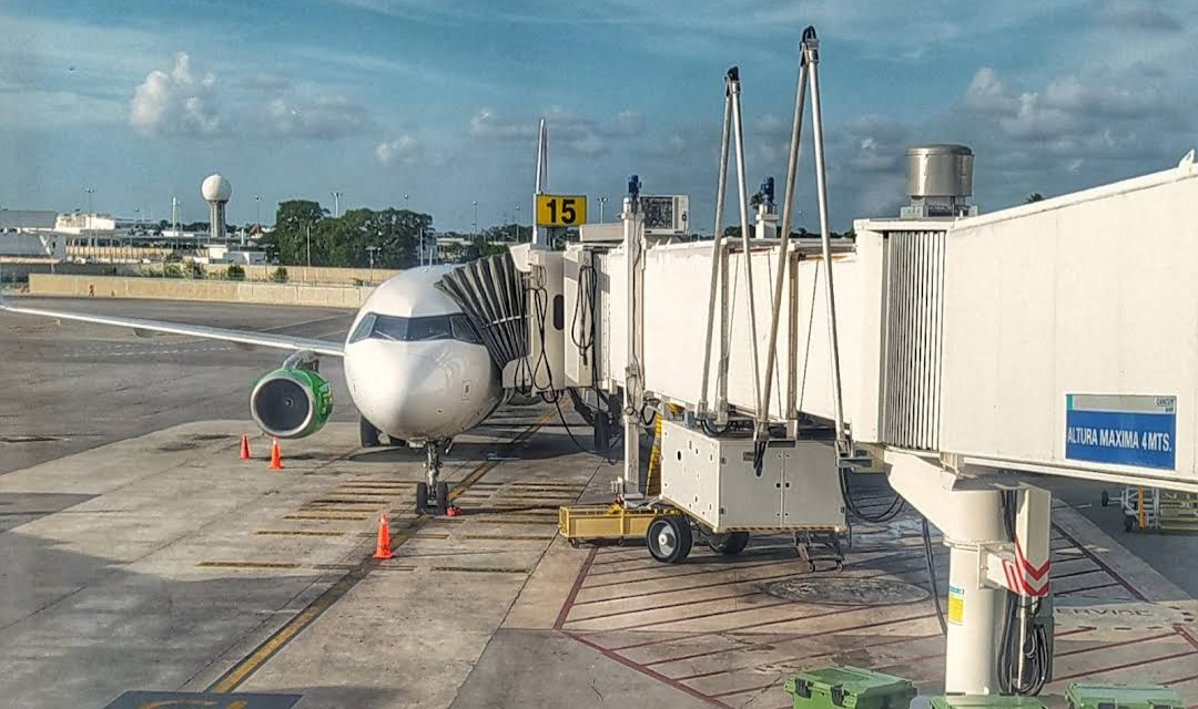 Demoras y cancelaciones de vuelos en Cancún por ‘Helene’