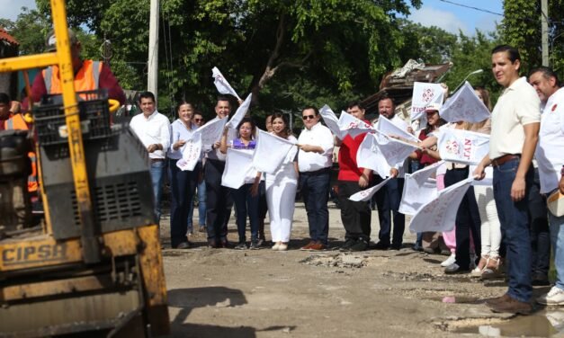Cecilia y ‘Huacho’ en repavimentación en colonias de Mérida