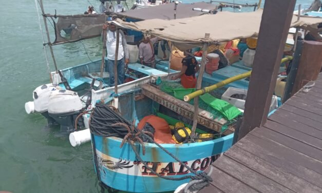 ‘Halcón 1’, volcado enfrente de Río Lagartos y sin pescadores