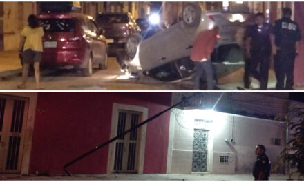 Vuelca, daña poste y abandona auto en centro de Mérida