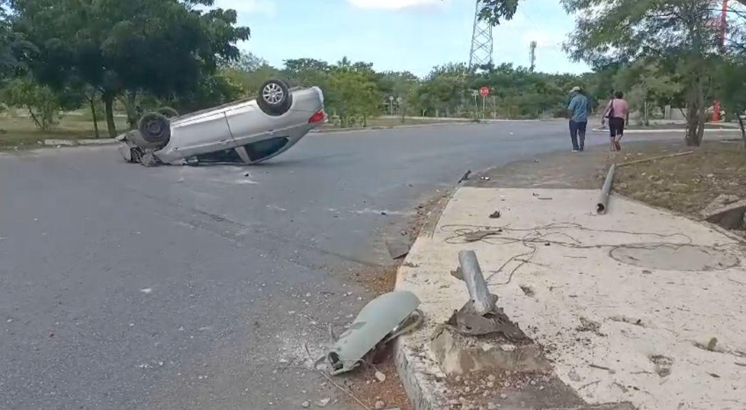 Auto de plataforma digital acaba en volcadura en Los Héroes