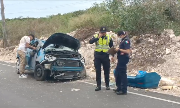 Mal final de fiesta: lleva a la novia y de regreso vuelca en periférico Mérida