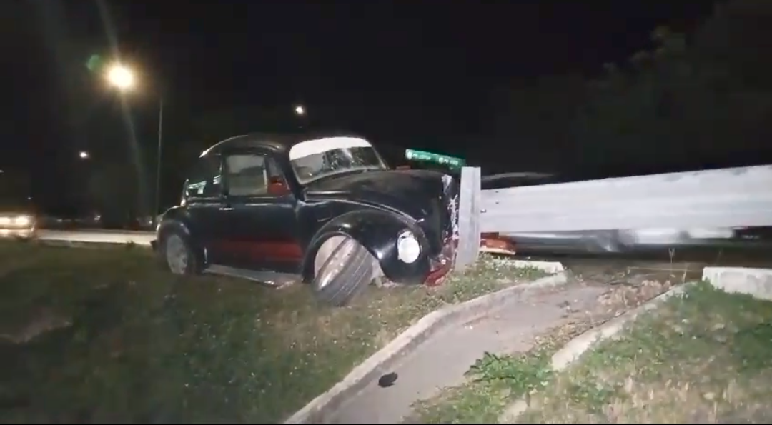 Viejo Vocho resistió golpazo en periférico Mérida; conductor detenido