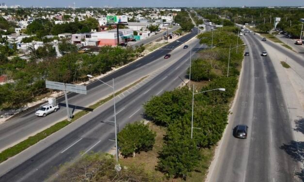 Calles laterales desahogan movilidad en periférico Mérida