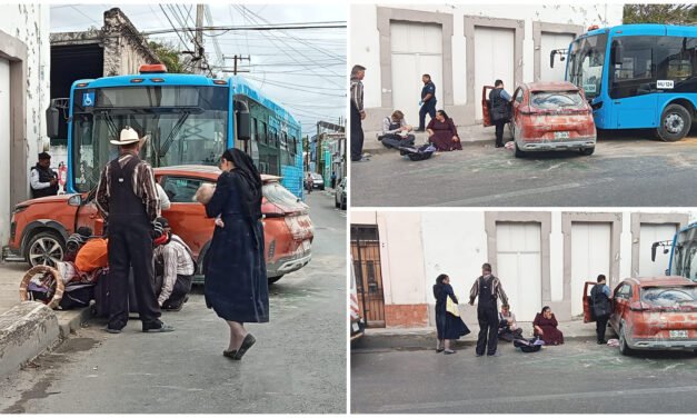 Choca Va y Ven a camioneta con menonitas, incluidos bebés a bordo