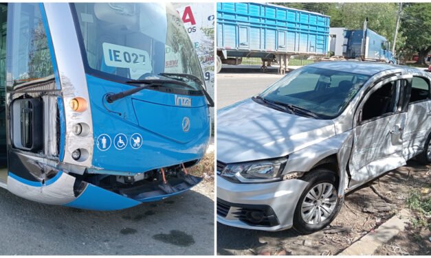 En carril del IEtram: acabó con daños severos en el auto