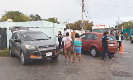 Choque de mujeres con hijos rumbo a la escuela en colonia Los Reyes