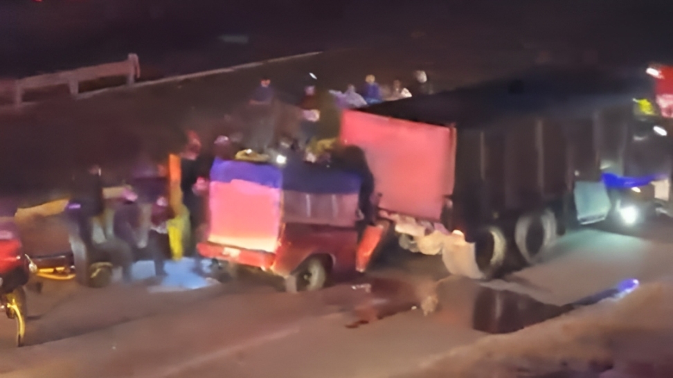 Camioneta de redilas se impacta con volquete en la Mérida – Campeche