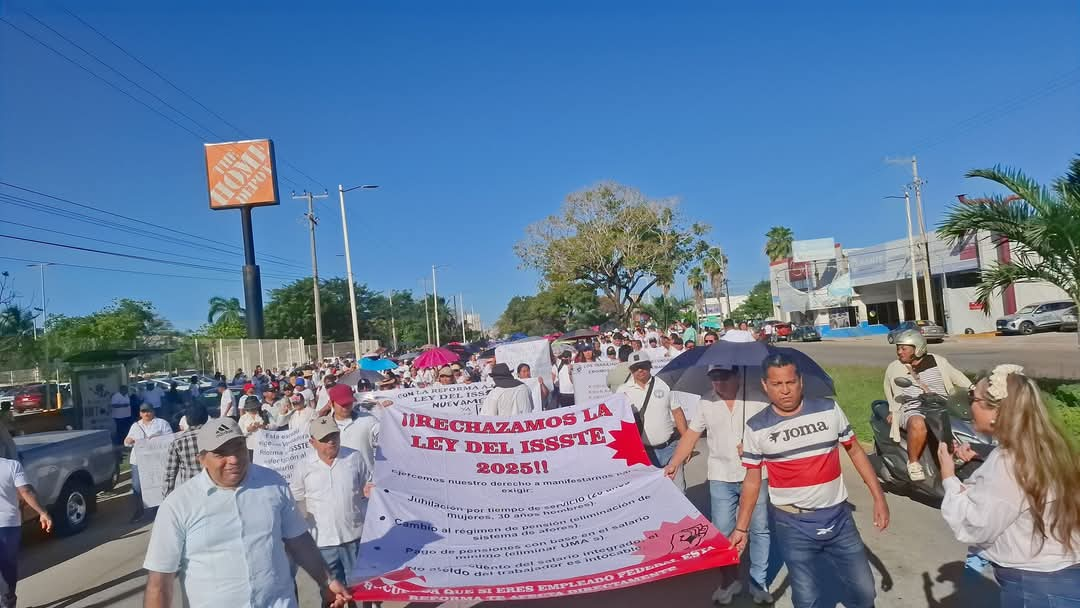 Segundo día de paro y marcha magisterial en Quintana Roo por Ley ISSSTE