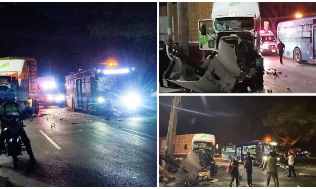 Encontronazo de tráiler contra autobús de Va y VEN en la Mérida–Umán