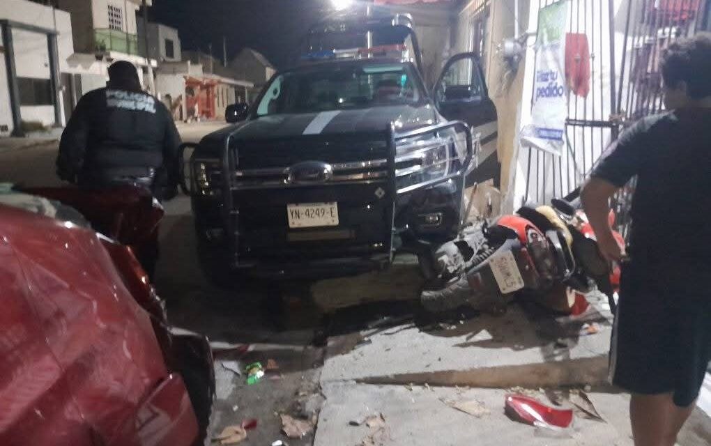 ¡Qué desastre! Policía de Progreso choca auto y moto estacionados