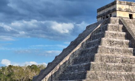 Asoma Kukulcán en Chichén Itzá y turista arma borlote por subir a pirámide
