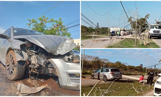 Tira poste, ocasiona desastre y abandona auto al norte de Mérida