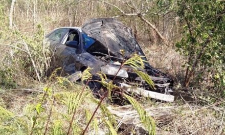 Volcadura en la Mérida – Motul, huye supuesto conductor y luego regresa