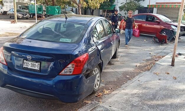 Mejor tarde, que no llegar…: mamás al volante chocan en colonia Alemán