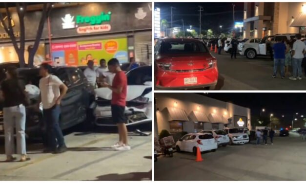 Ocho autos chocados en estacionamiento de plaza en Ciudad Caucel