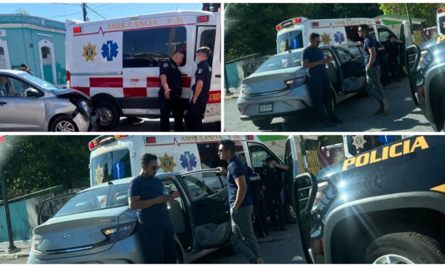 Choque de ambulancia y auto particular en centro histórico de Mérida