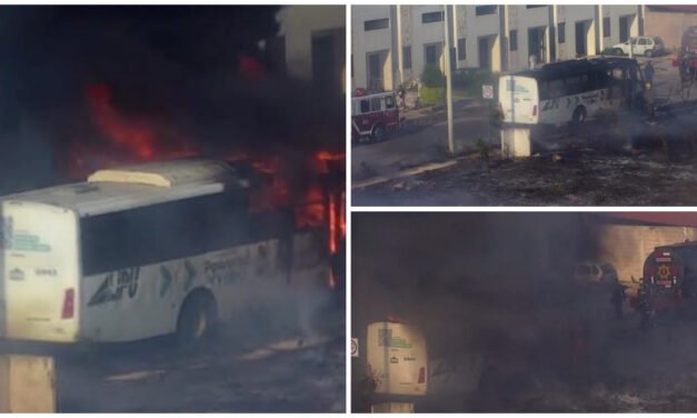 Incendio de maleza alcanza autobús de transporte público y lo destruye