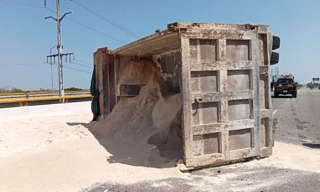Volcadura y carga regada bloquearon puente de Xcanatún