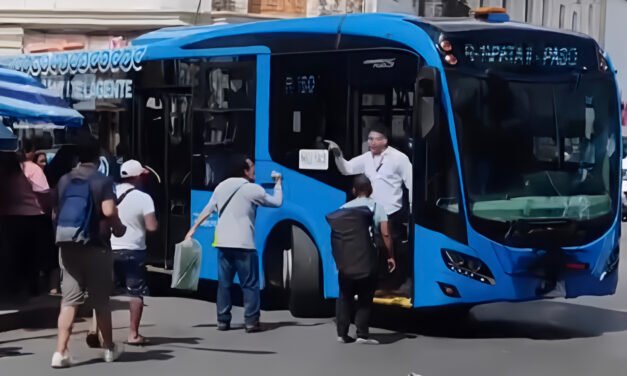 Pelea en el centro de Mérida entre chofer del Va y Ven y transeúnte
