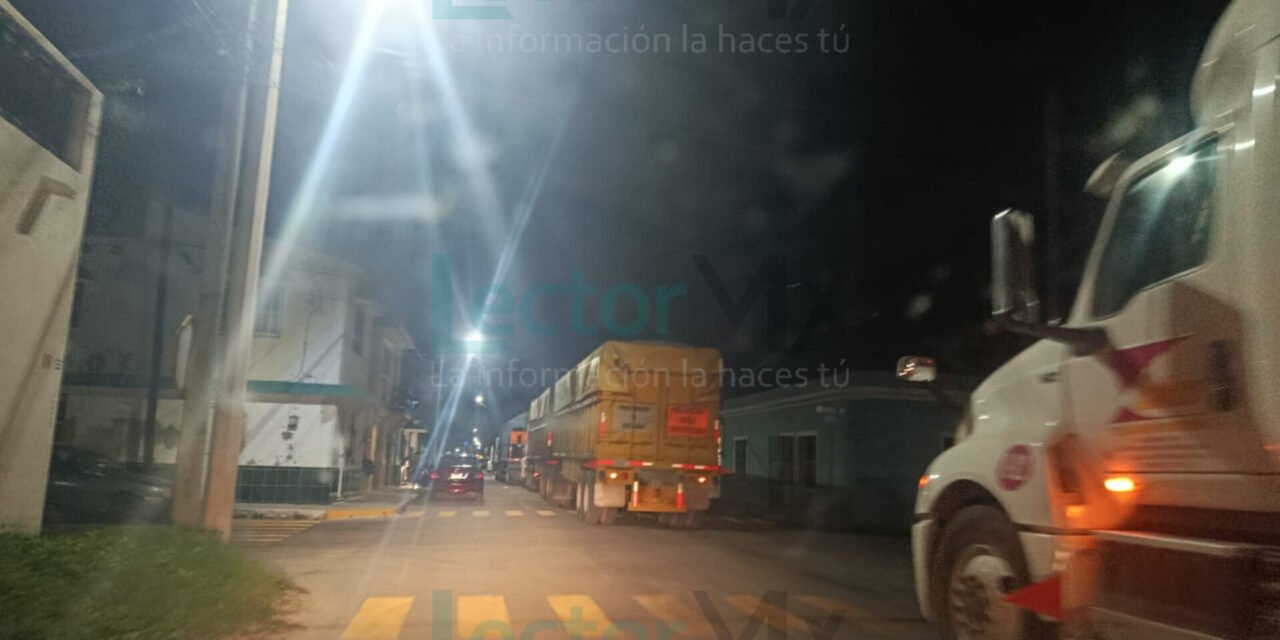 Bloquean tráileres en Progreso para exigir apertura de viaducto elevado