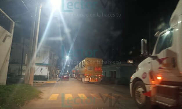 Bloquean tráileres en Progreso para exigir apertura de viaducto elevado