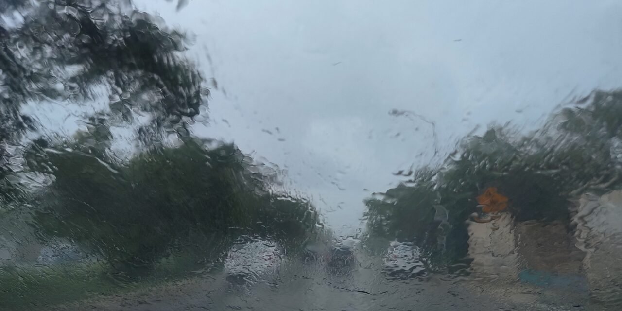 Miércoles lluvioso: choque de sistema frontal y onda tropical