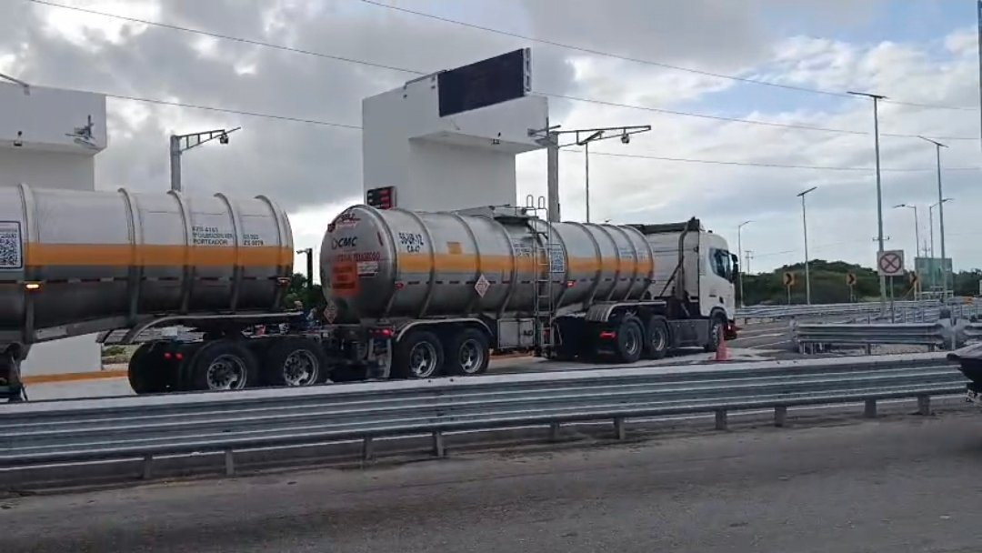 Abren tránsito en viaducto elevado de Progreso: Carrotanques, los primeros