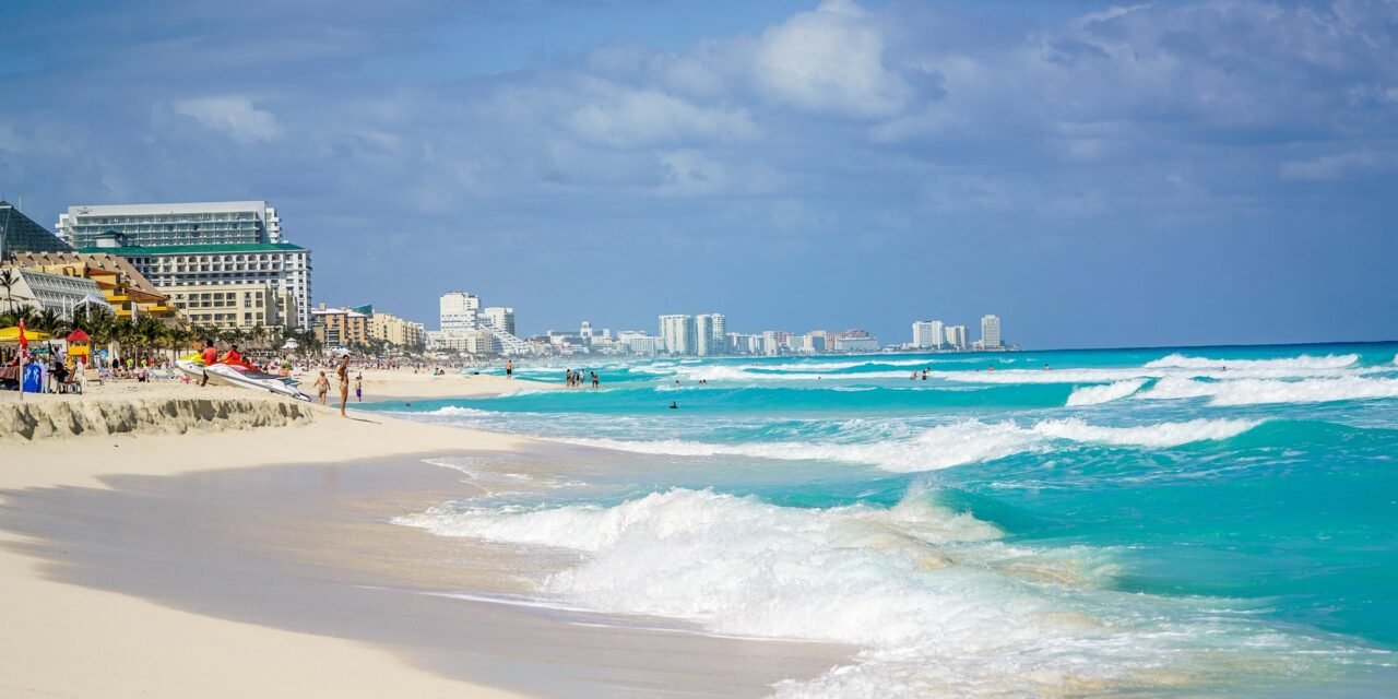 Temporada de invierno se acerca y Cancún refuerza plantilla en hoteles