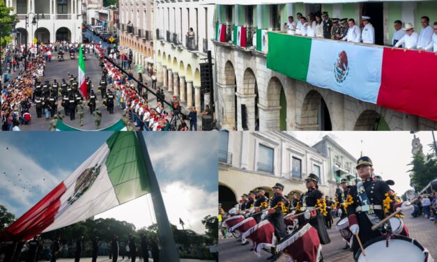Desfile por Revolución Mexicana en Plaza Grande de Mérida