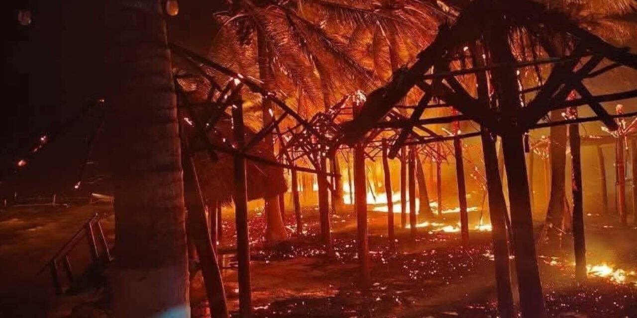 Incendio en club de playa Mahahual destruyó 250 palapas; un detenido