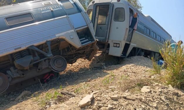 Cayeron pasajeros de Tren Interoceánico a siete metros de altura
