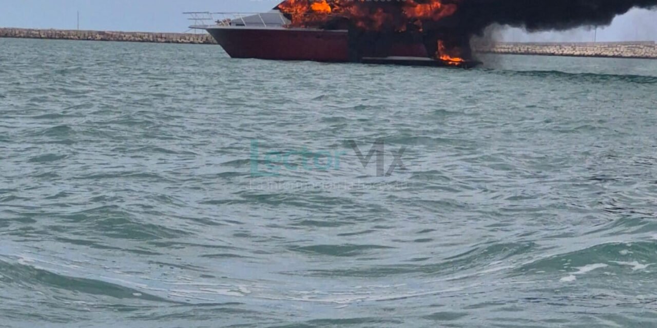 Yate ‘Twist Party II’ incendiado cerca del Puerto de Altura de Progreso