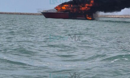 Yate ‘Twist Party II’ incendiado cerca del Puerto de Altura de Progreso