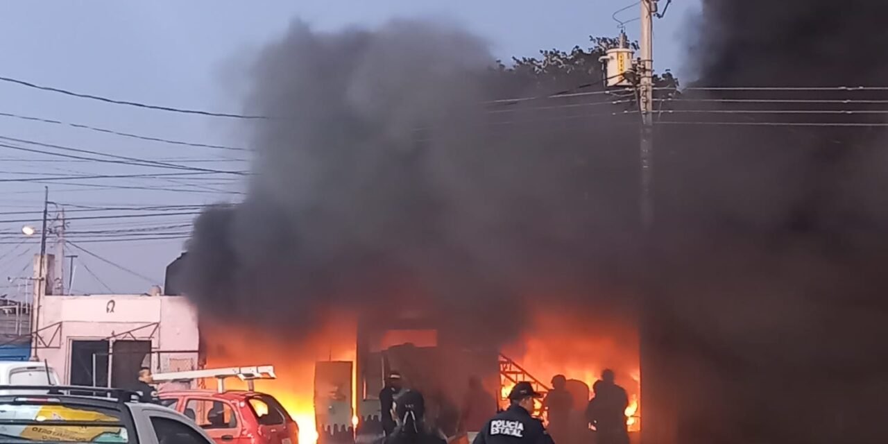 Consume fuego taller en colonia Bojórquez y desalojan negocios