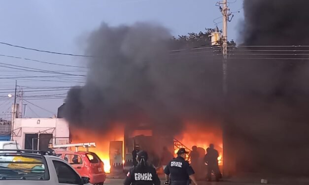 Consume fuego taller en colonia Bojórquez y desalojan negocios