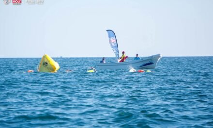 Playa, mar y nadadores de alto rendimiento en Progreso